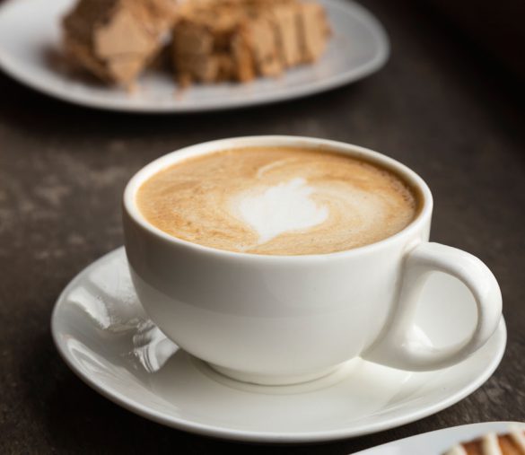 Frischer Kaffee in einer schönen Kaffeetasse.