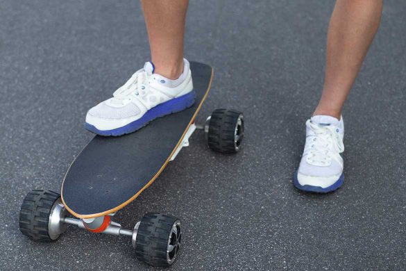 Junger Mann auf einem Elektro Skateboard.