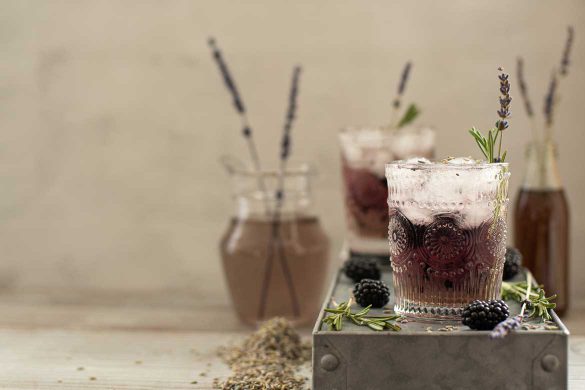 Hübsch, dekorierter Lavendelsirup im Glas.