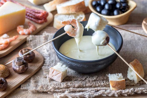 Klassisches Schweizer Käsefondue mit Beilagen.