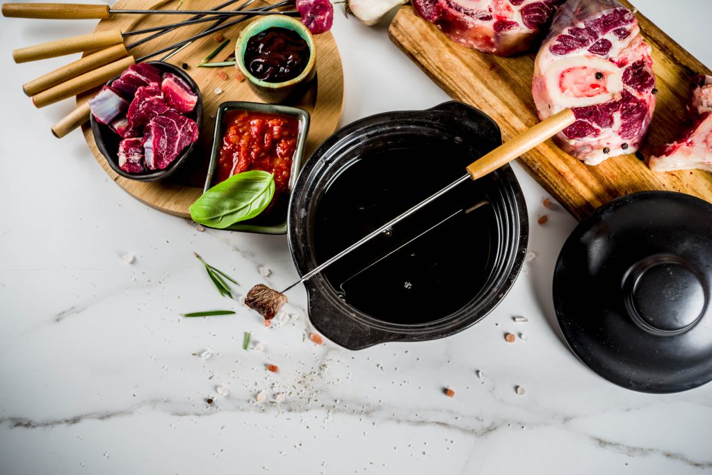 Fleischfondue mit Gemüsebrühe.