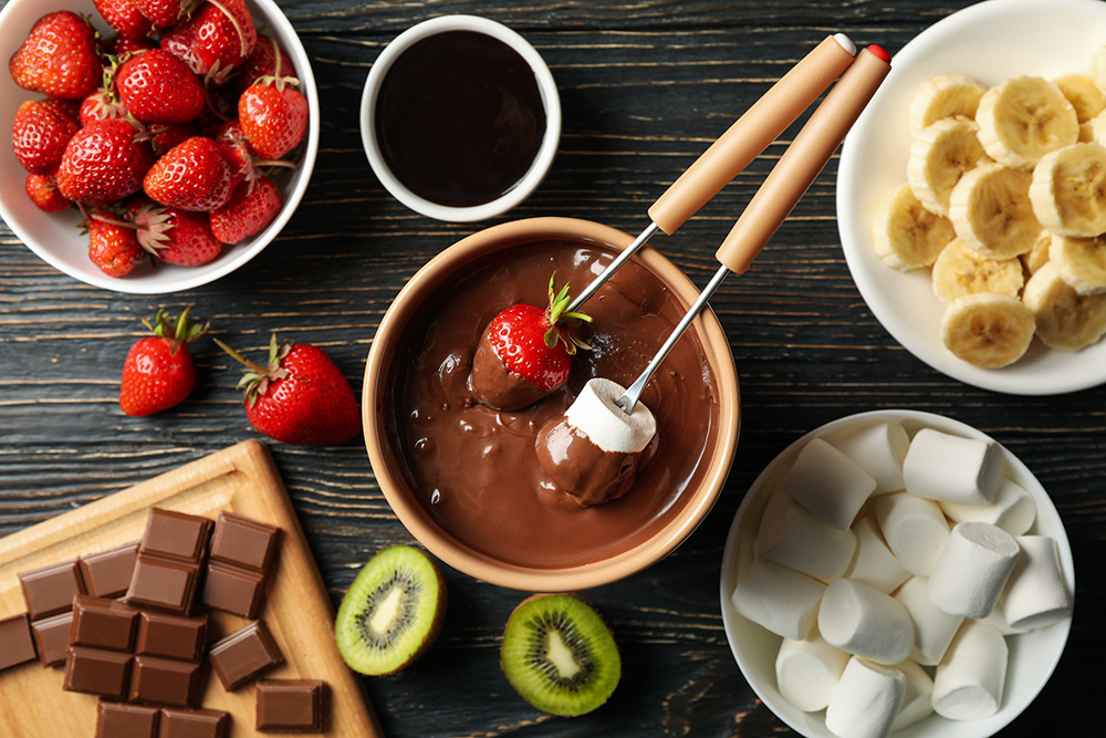 Heißes Schokofondue mit Obst und Marshmallows.