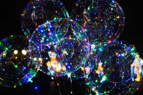 Leuchtende LED-Ballons in der Nacht.