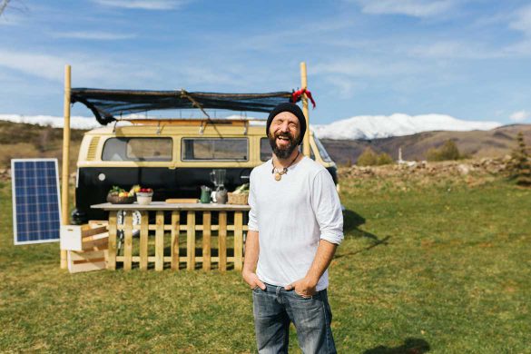 Gute gelaunter Camper vor seinem autarken Campingbus.
