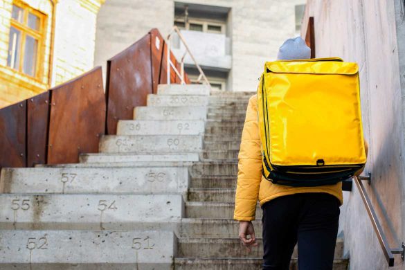 Mann mit einem gelben Kurierrucksack