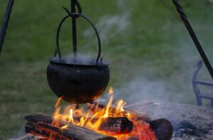 Dutch Oven Einbrennen ist wichtig, um die Patina zu bilden